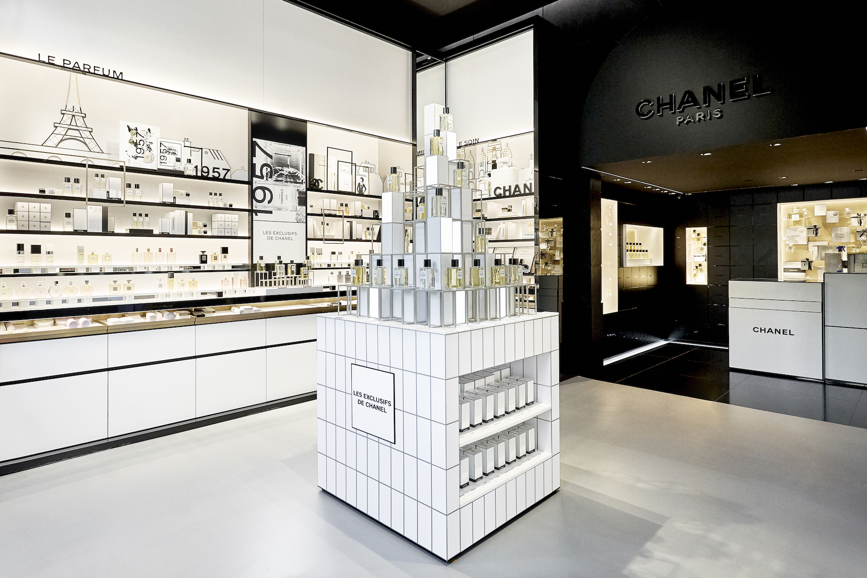 Магазин шанель духи. Chanel Perfume Boutique. Шанель бутиковый Парфюм Париж. Коко Шанель Париж. Париж парфюмерия бутик Chanel.