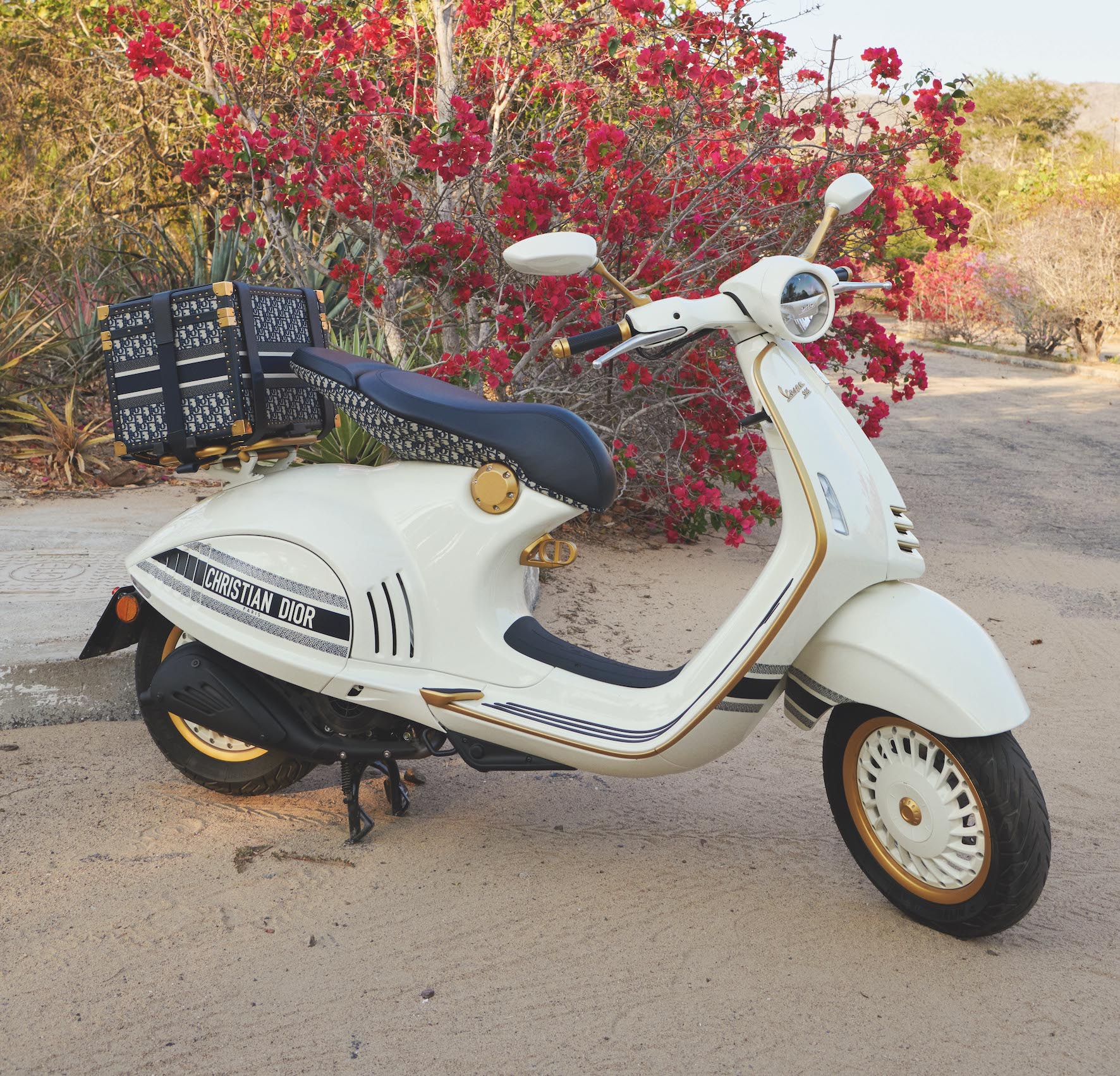 Vespa 946 Christian Dior, le scooter de la Dolce Vita - VieDeLuxe.fr