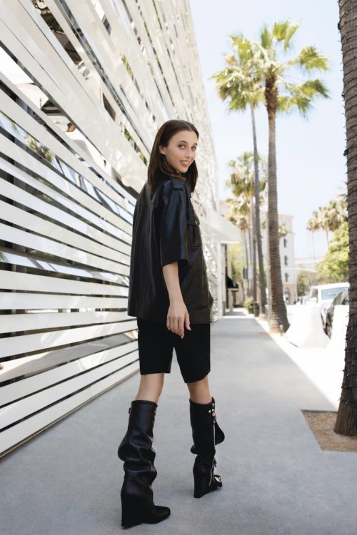 Emma Chamberlain présente la collection souliers Louis Vuitton