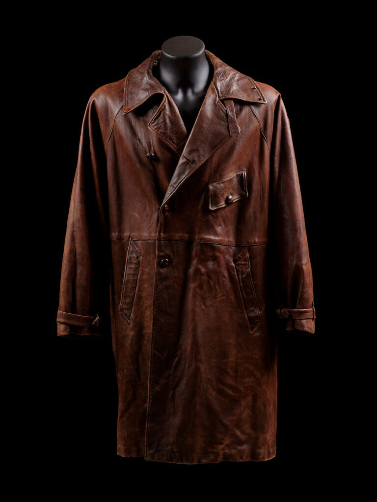 Le grand manteau d’aviateur en cuir brun de Jean Mermoz.