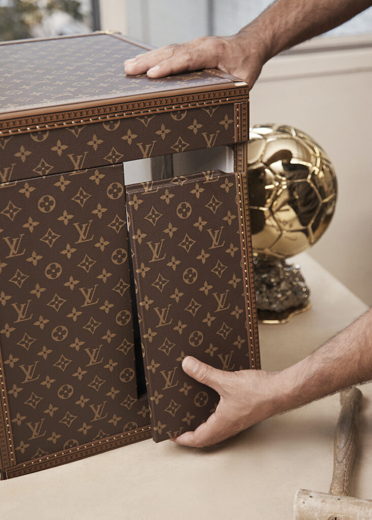 La Malle Trophée Louis Vuitton, réalisée sur mesure pour la cérémonie du Ballon d’Or 2026, est habillée de l’emblématique toile Monogram de la Maison.