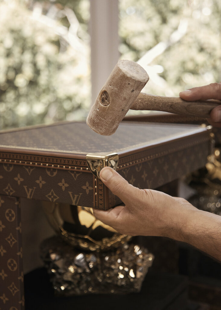 Façonnée à la main dans les ateliers Louis Vuitton d’Asnières-sur-Seine, la Malle Trophée révèle un savoir-faire artisanal d’exception, jusque dans les moindres détails.